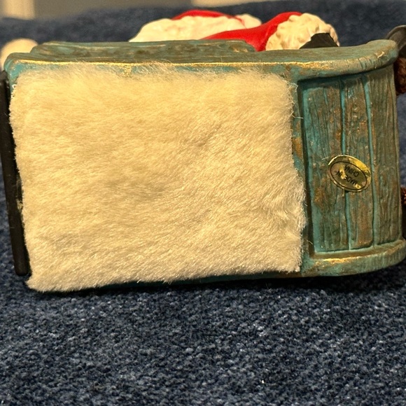 Musical vibrating Santa on his sleigh. Plays 3 songs! - Picture 7 of 13